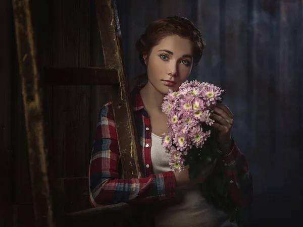 Retrato Una Joven Mujer Sosteniendo Flores Sobre Fondo Madera — Foto de Stock