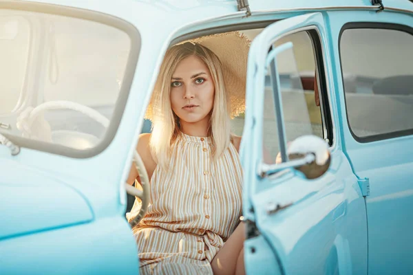 Mujer Joven Viaje Verano Coche Vintage Azul —  Fotos de Stock