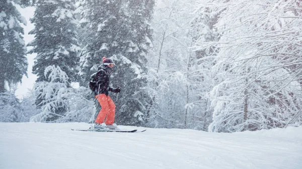 Jonge Vrouwelijke Skiër Glijden Van Helling Onder Sneeuw — Stockfoto