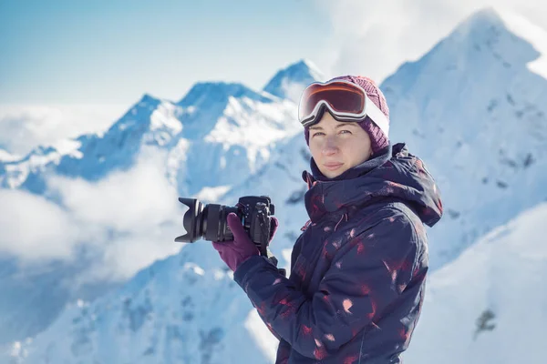 Female Skier Photographs Mountains Beautiful Sunny Day — Stock Photo, Image