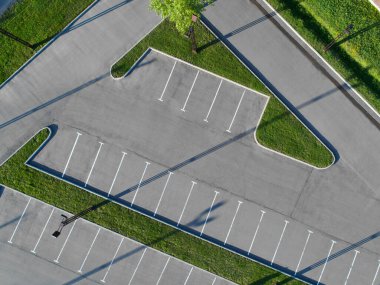 Çimen adalı boş otoparkın havadan görünüşü