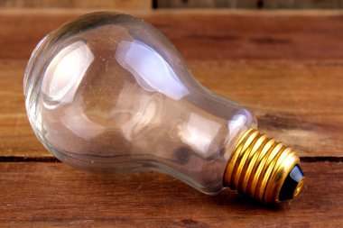 ahşap zemin üzerinde ampul