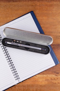 defter kalem eski ahşap tablo ile