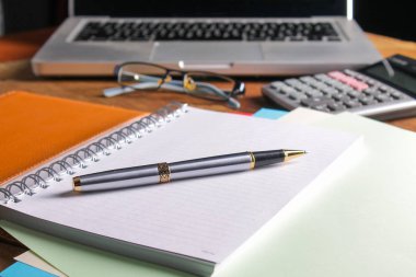 Ofis işyeri dizüstü bilgisayar ve tahta masalarda akıllı telefon