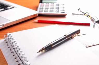 Ofis işyeri dizüstü bilgisayar ve tahta masalarda akıllı telefon