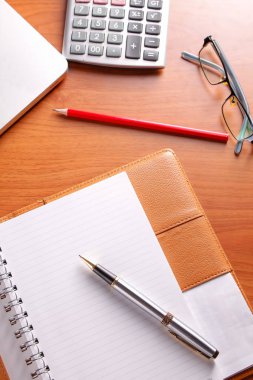 Ofis işyeri dizüstü bilgisayar ve tahta masalarda akıllı telefon