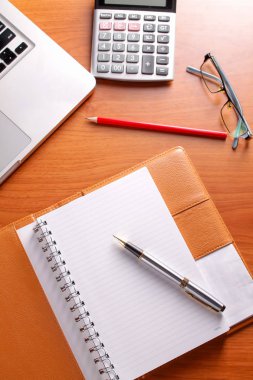 Ofis işyeri dizüstü bilgisayar ve tahta masalarda akıllı telefon