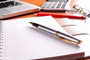 Ofis işyeri dizüstü bilgisayar ve tahta masalarda akıllı telefon