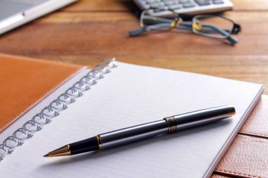 Ofis işyeri dizüstü bilgisayar ve tahta masalarda akıllı telefon