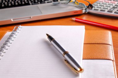 Ofis işyeri dizüstü bilgisayar ve tahta masalarda akıllı telefon