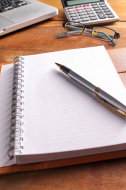 Ofis işyeri dizüstü bilgisayar ve tahta masalarda akıllı telefon