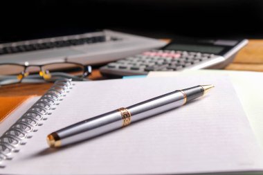 Ofis işyeri dizüstü bilgisayar ve tahta masalarda akıllı telefon