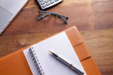 Ofis işyeri dizüstü bilgisayar ve tahta masalarda akıllı telefon