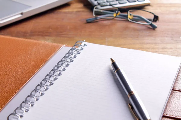 Ofis işyeri dizüstü bilgisayar ve tahta masalarda akıllı telefon