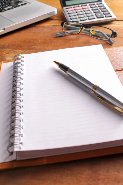 Ofis işyeri dizüstü bilgisayar ve tahta masalarda akıllı telefon