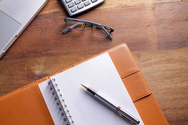 Ofis işyeri dizüstü bilgisayar ve tahta masalarda akıllı telefon