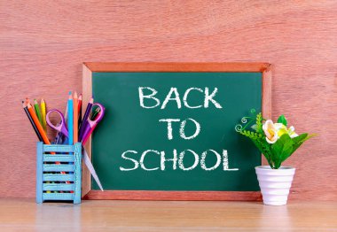 Yeşil okul kara tahta yazılı cümle boşluklu