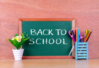 Yeşil okul kara tahta yazılı cümle boşluklu