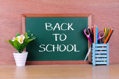 Yeşil okul kara tahta yazılı cümle boşluklu