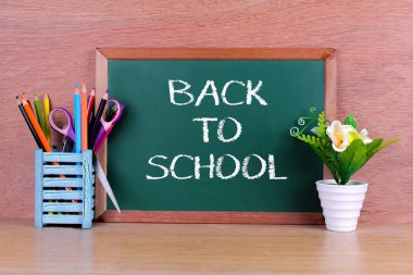 Yeşil okul kara tahta yazılı cümle boşluklu