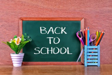 Yeşil okul kara tahta yazılı cümle boşluklu