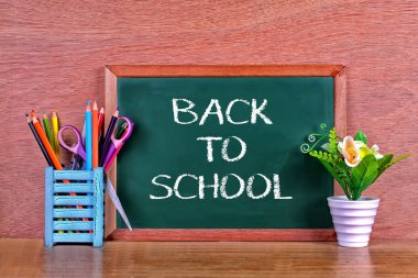 Yeşil okul kara tahta yazılı cümle boşluklu