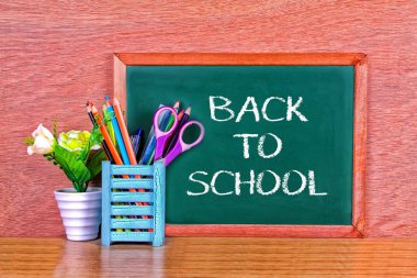 Yeşil okul kara tahta yazılı cümle boşluklu