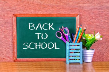 Yeşil okul kara tahta yazılı cümle boşluklu