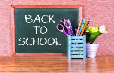 Yeşil okul kara tahta yazılı cümle boşluklu