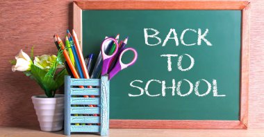 Yeşil okul kara tahta yazılı cümle boşluklu