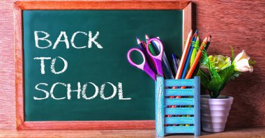 Yeşil okul kara tahta yazılı cümle boşluklu