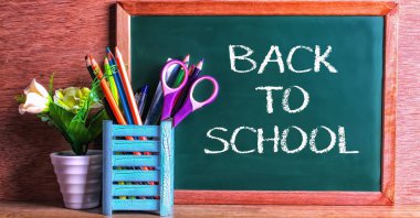 Yeşil okul kara tahta yazılı cümle boşluklu