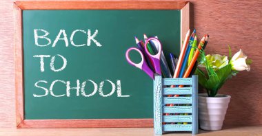 Yeşil okul kara tahta yazılı cümle boşluklu