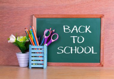 Yeşil okul kara tahta yazılı cümle boşluklu