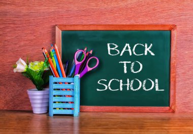 Yeşil okul kara tahta yazılı cümle boşluklu