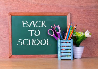 Yeşil okul kara tahta yazılı cümle boşluklu