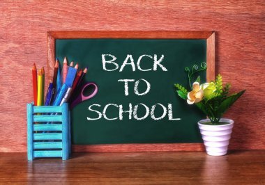 Yeşil okul kara tahta yazılı cümle boşluklu