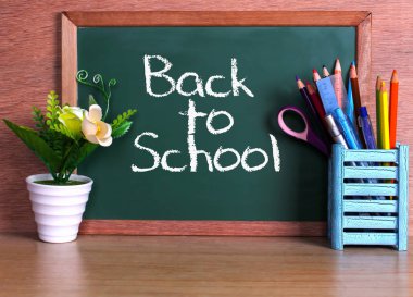 Yeşil okul kara tahta yazılı cümle boşluklu