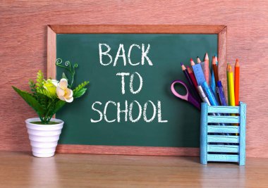 Yeşil okul kara tahta yazılı cümle boşluklu