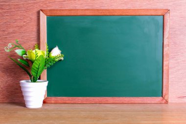 Yeşil okul kara tahta yazılı cümle boşluklu