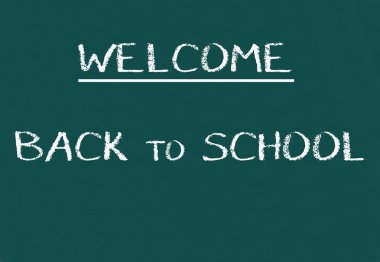 Yeşil okul kara tahta yazılı cümle boşluklu