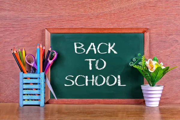 Yeşil okul kara tahta yazılı cümle boşluklu