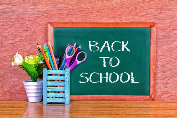 Yeşil okul kara tahta yazılı cümle boşluklu