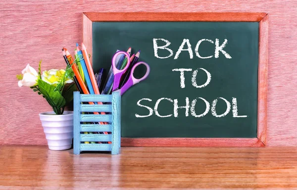 Yeşil okul kara tahta yazılı cümle boşluklu