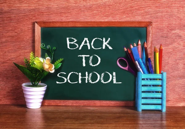 Yeşil okul kara tahta yazılı cümle boşluklu