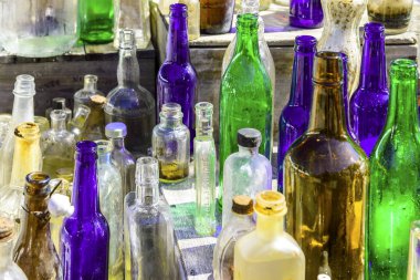 Eski şişe koleksiyonu