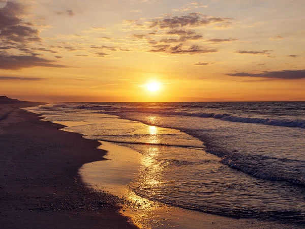 Схід сонця в океані — стокове фото