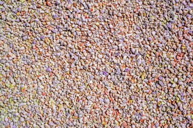 Küçük bir çok renkli taş kaplı yüzey parçası arka plan doku çakıl.