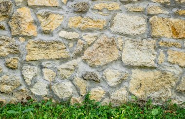 Taş duvar ve yeşil çimenler