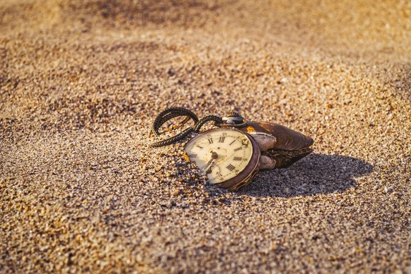 Natureza Morta Relógio Bolso Podre Antigo Enterrado Parcial Areia — Fotografia de Stock